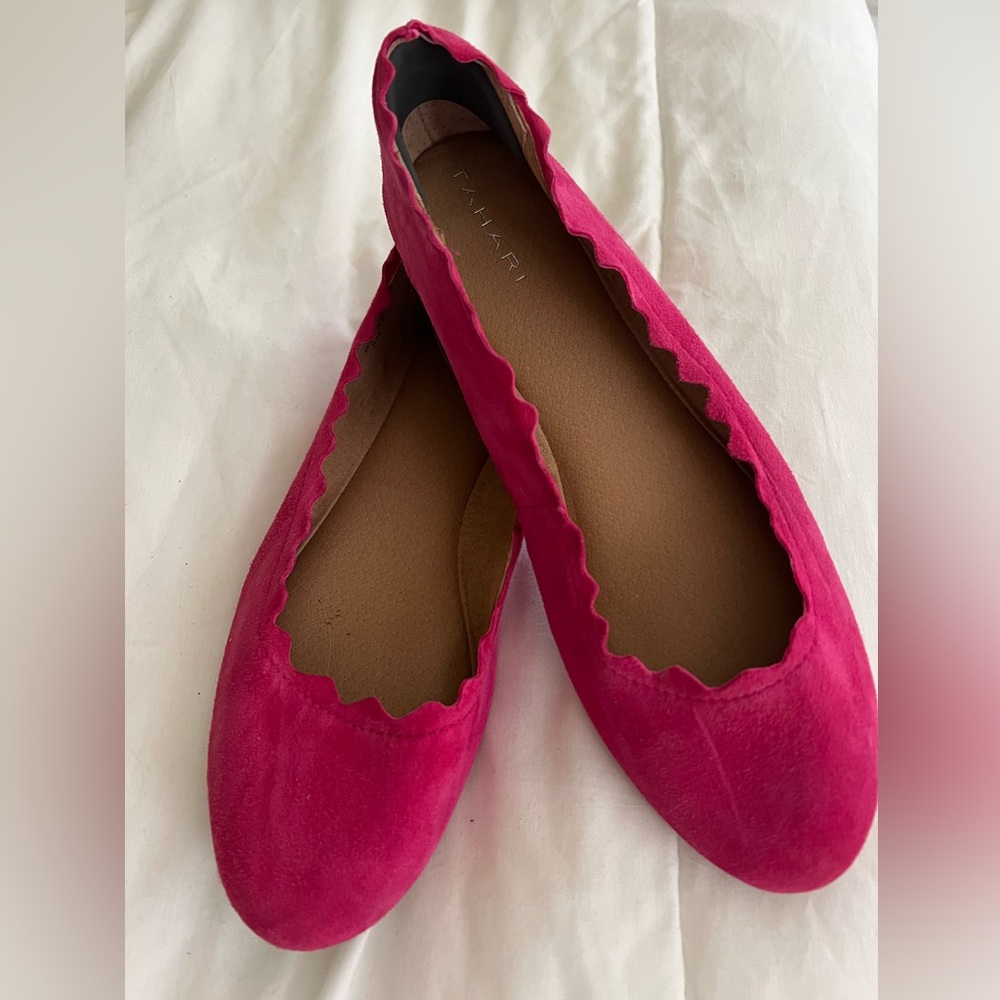 Tahari Women Pink Suede Scalloped Flats size 8M